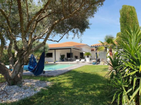 Belle villa, piscine et cigales au calme !